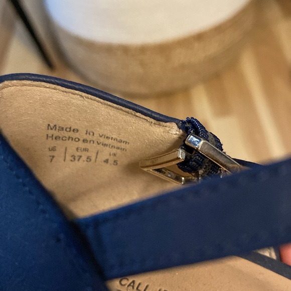 ✨Host Pick ✨Navy blue sling back kitten heels - Picture 5 of 5